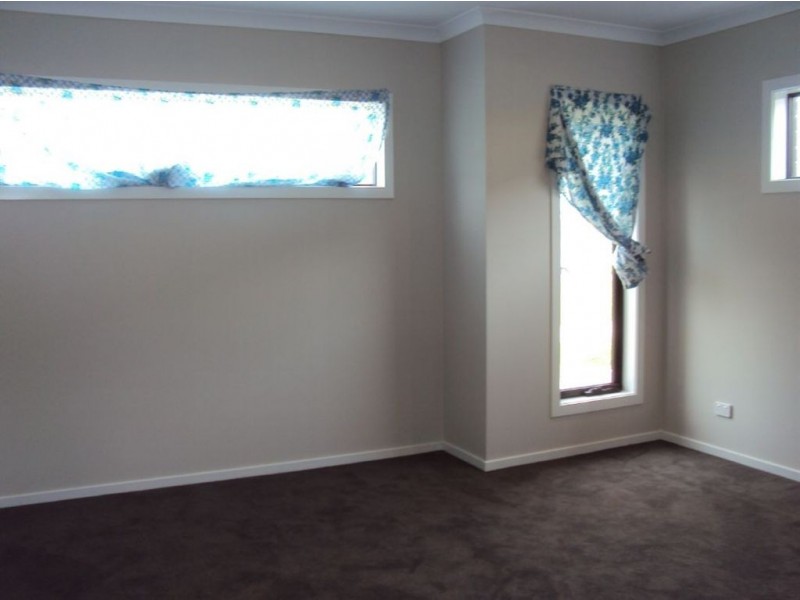 16 Frogmore Lane, Cranbourne North VIC 3977