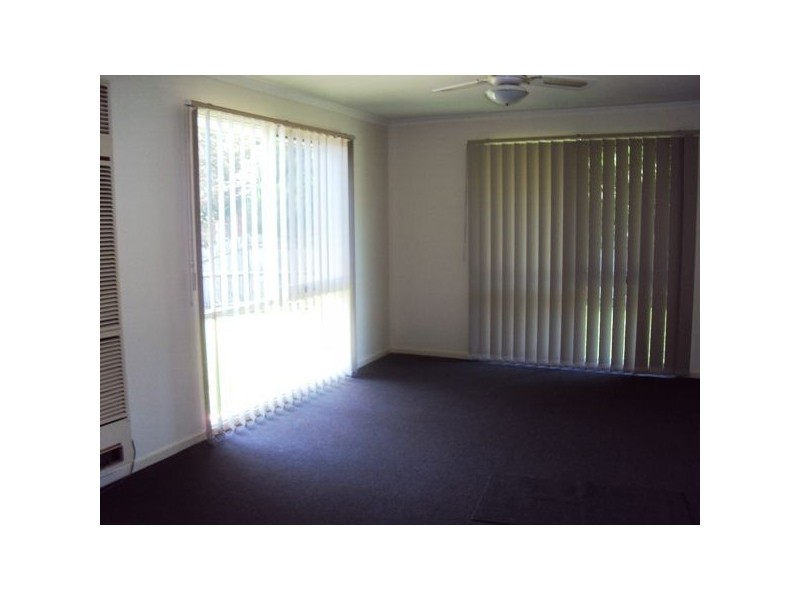 8 Rose Lane, Cranbourne VIC 3977