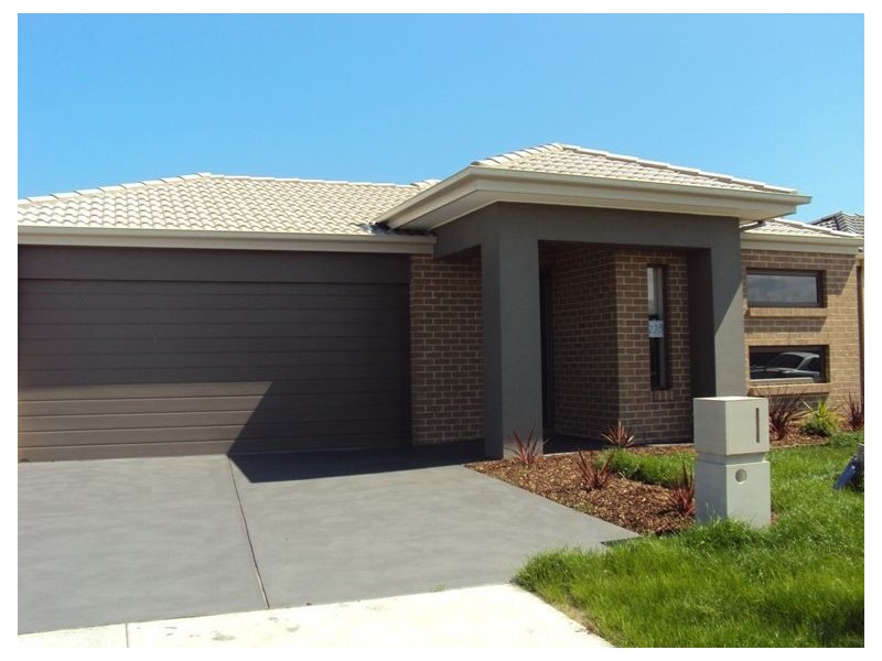 33 Serenity Street, Pakenham VIC 3810