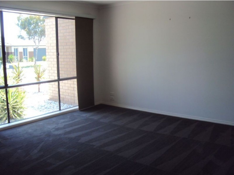 85 Calais Circuit, Cranbourne VIC 3977