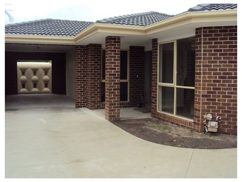 2/4 Fairbairn Road, Cranbourne VIC 3977