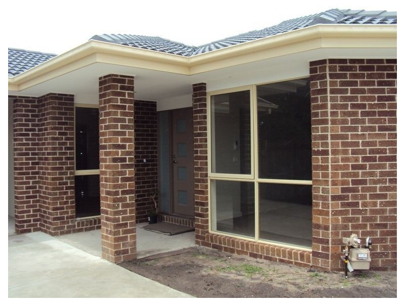 2/4 Fairbairn Road, Cranbourne VIC 3977