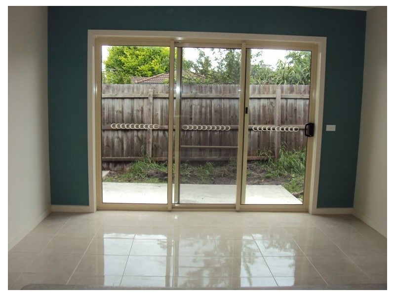 2/4 Fairbairn Road, Cranbourne VIC 3977