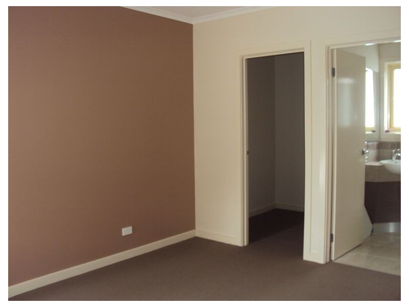 2/4 Fairbairn Road, Cranbourne VIC 3977