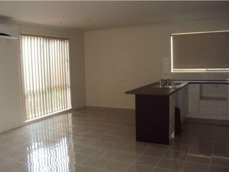 1/50 Pomergrante Way, Pakenham VIC 3810