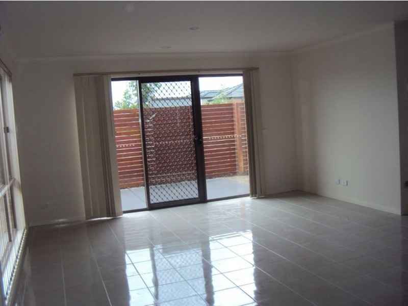 1/50 Pomergrante Way, Pakenham VIC 3810