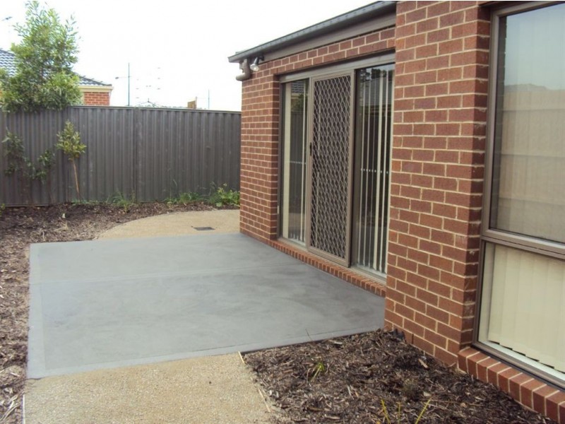 1/50 Pomergrante Way, Pakenham VIC 3810
