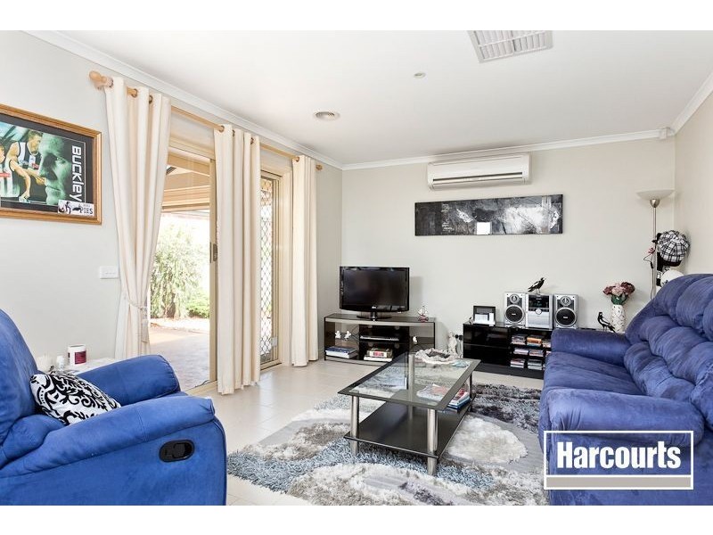 10 Gallop Close, Cranbourne East VIC 3977