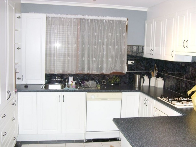 32 Courtenay Ave, Cranbourne North VIC 3977