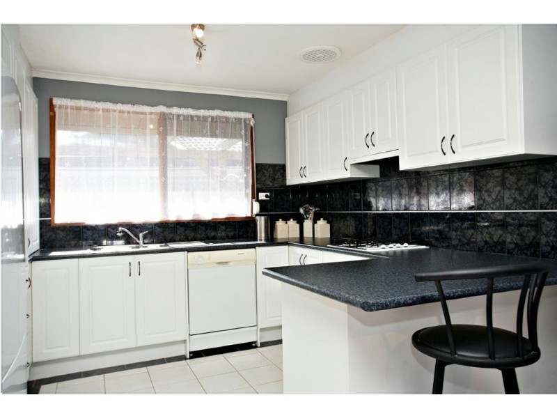 32 Courtenay Ave, Cranbourne North VIC 3977