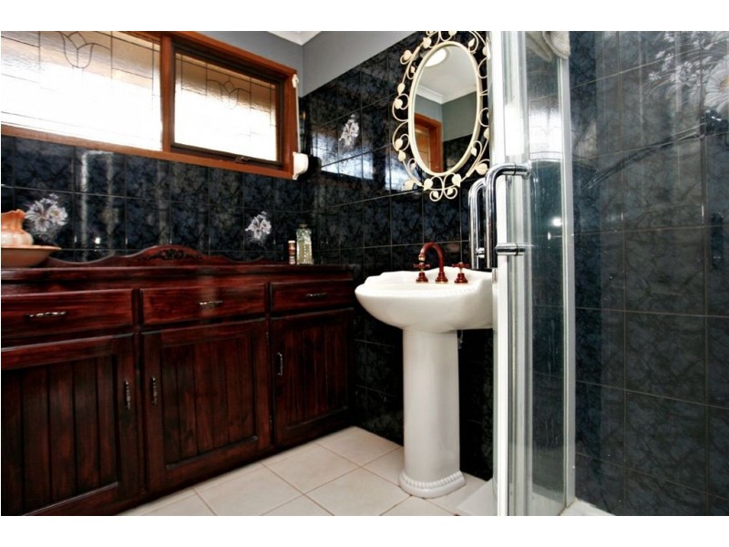 32 Courtenay Ave, Cranbourne North VIC 3977
