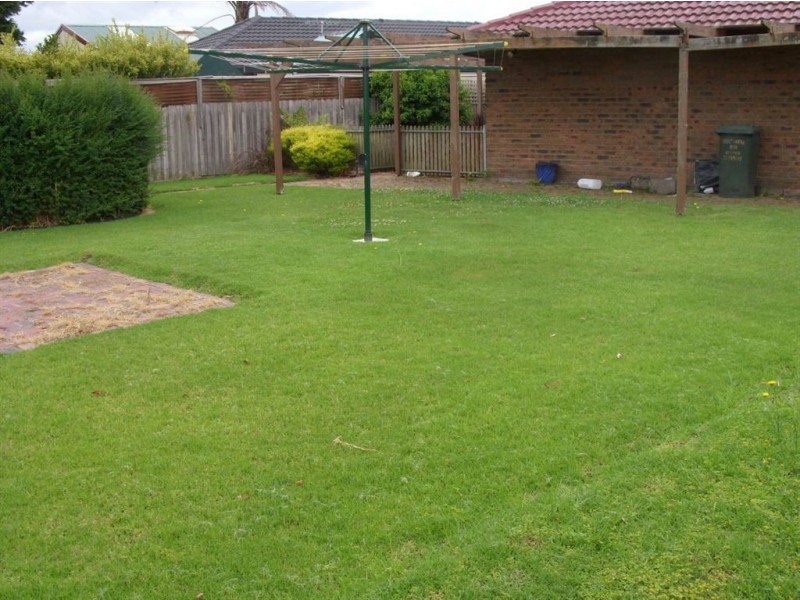 32 Courtenay Ave, Cranbourne North VIC 3977