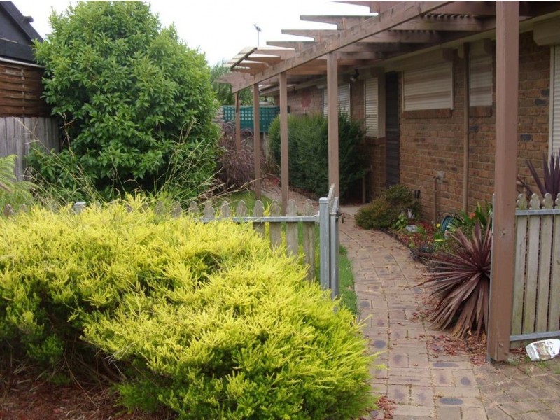 32 Courtenay Ave, Cranbourne North VIC 3977