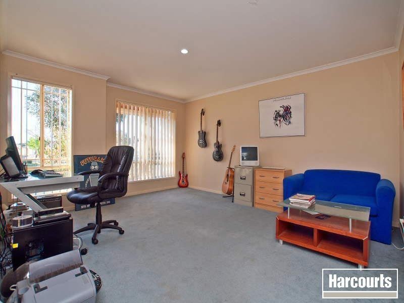 10 Manor Court, Cranbourne East VIC 3977