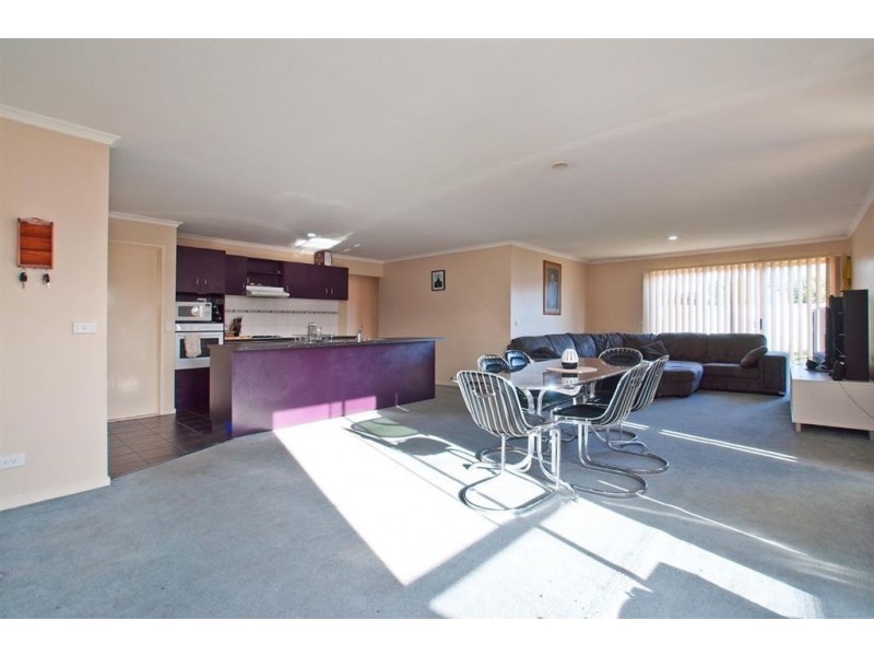 10 Manor Court, Cranbourne East VIC 3977