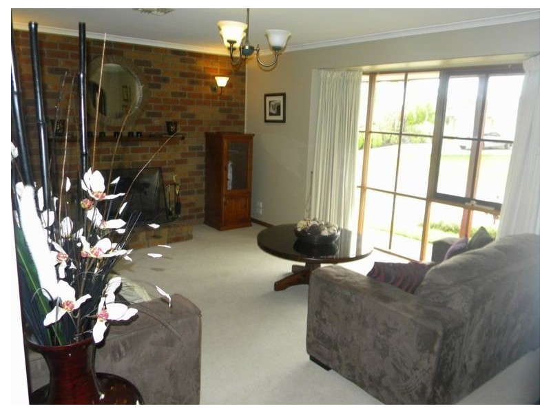 2 Iris Close, Cranbourne North VIC 3977