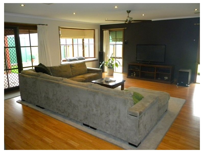 2 Iris Close, Cranbourne North VIC 3977