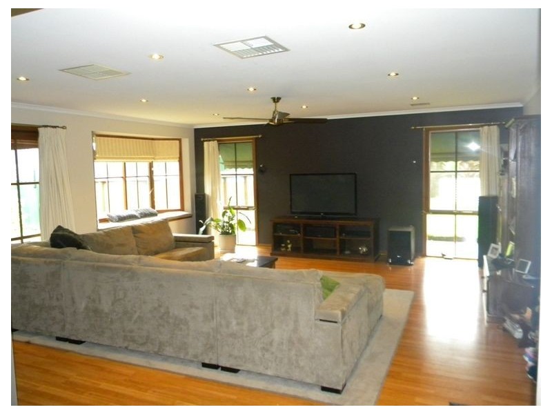 2 Iris Close, Cranbourne North VIC 3977