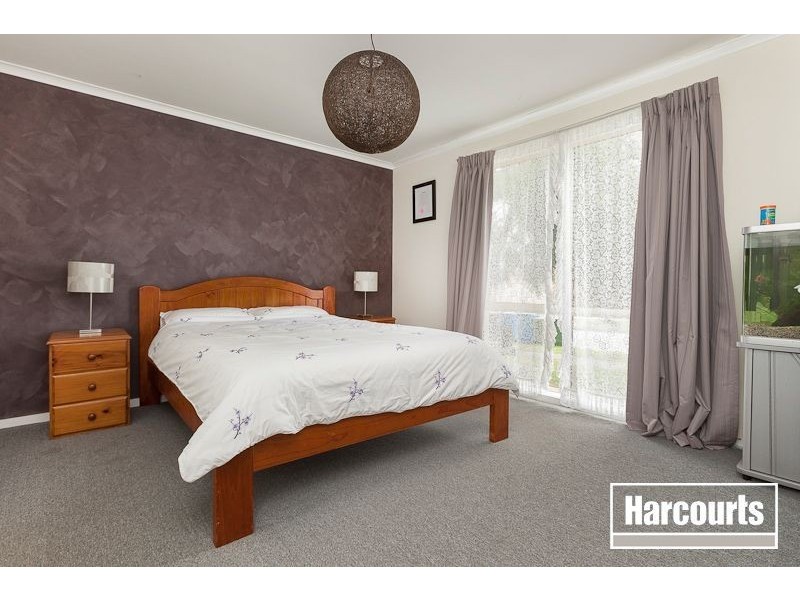 27 Raffindale Crescent, Cranbourne West VIC 3977