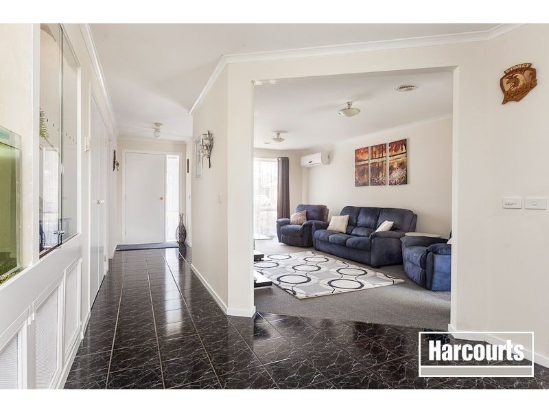 27 Raffindale Crescent, Cranbourne West VIC 3977