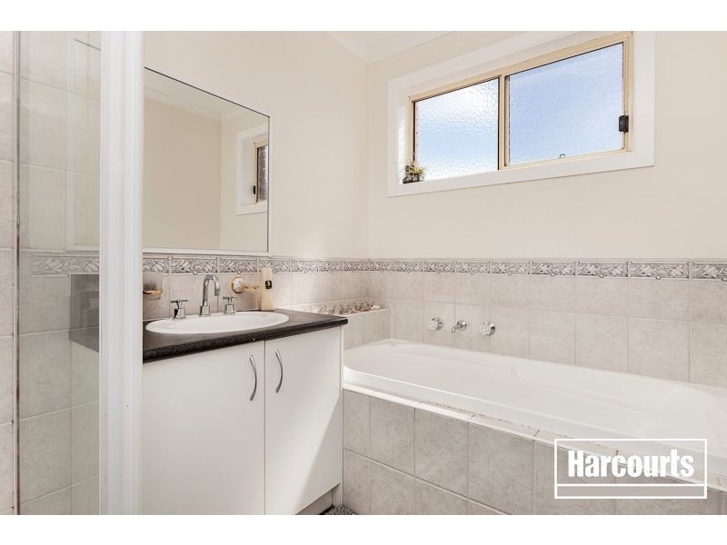 27 Raffindale Crescent, Cranbourne West VIC 3977