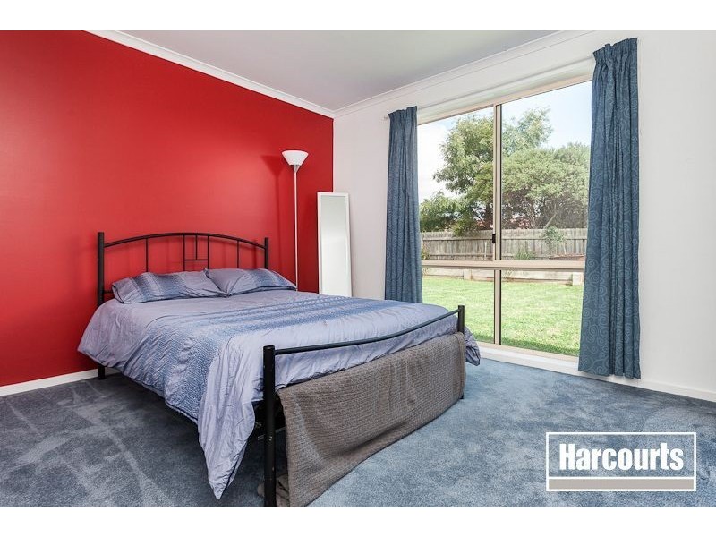 27 Raffindale Crescent, Cranbourne West VIC 3977