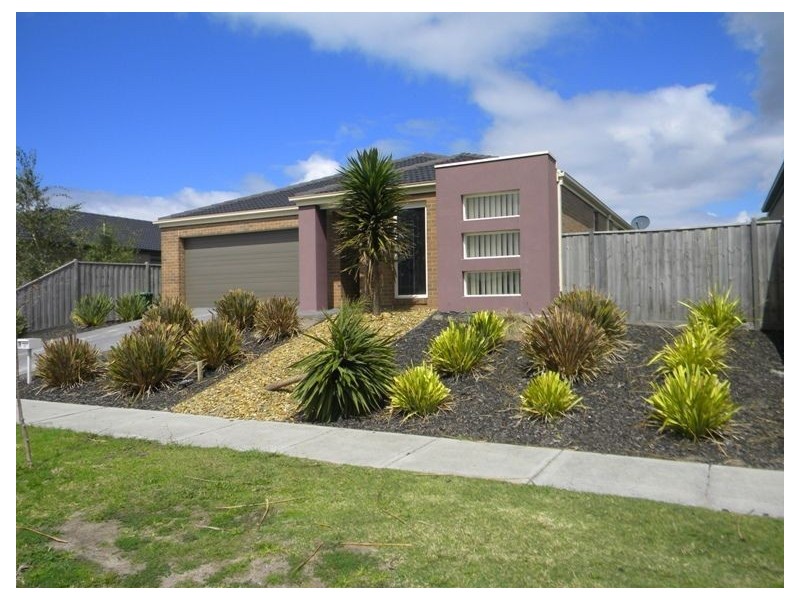 33 Westmoreland Avenue, Cranbourne North VIC 3977