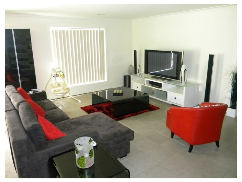 33 Westmoreland Avenue, Cranbourne North VIC 3977