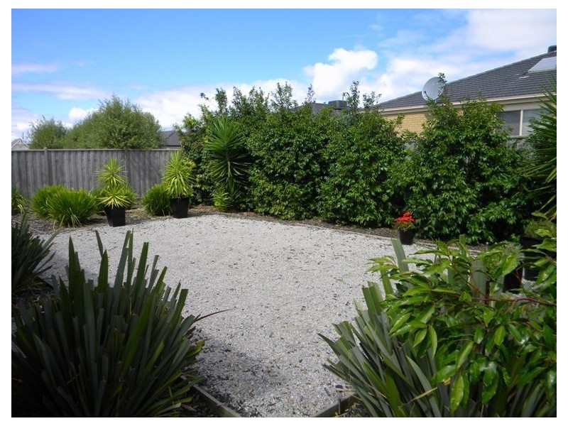 33 Westmoreland Avenue, Cranbourne North VIC 3977