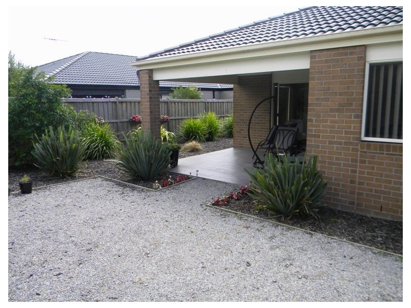 33 Westmoreland Avenue, Cranbourne North VIC 3977