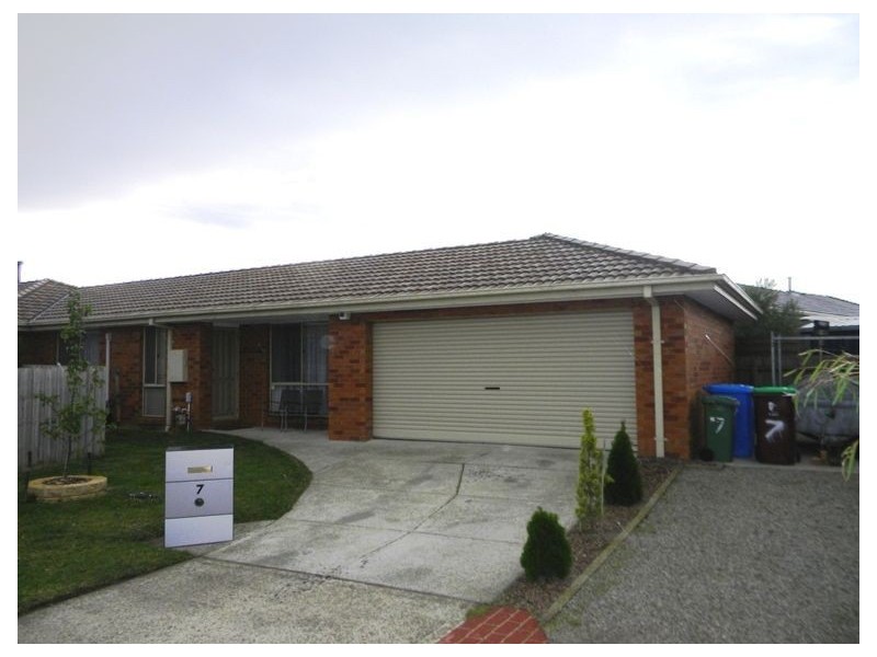 7 Roebourne Mews, Cranbourne East VIC 3977