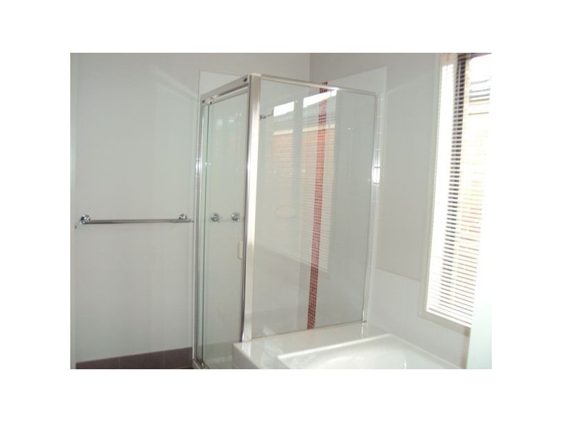 42 Tyndall Street, Cranbourne East VIC 3977