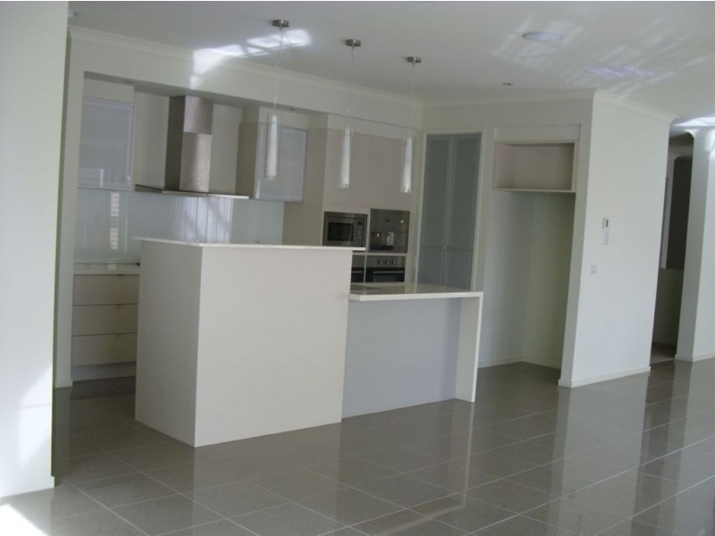 6 Torney Street, Cranbourne East VIC 3977