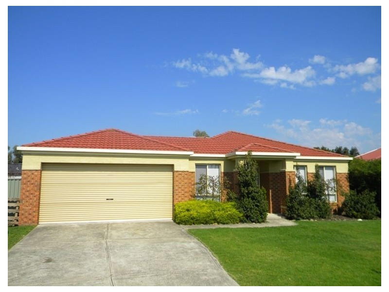 17 Greenock Crescent, Cranbourne East VIC 3977