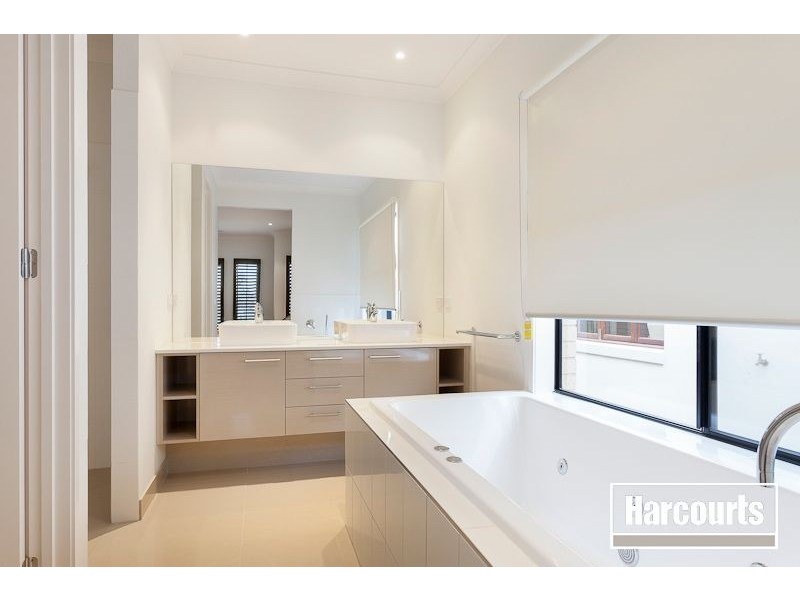 34 Mountainview Boulevard, Cranbourne VIC 3977