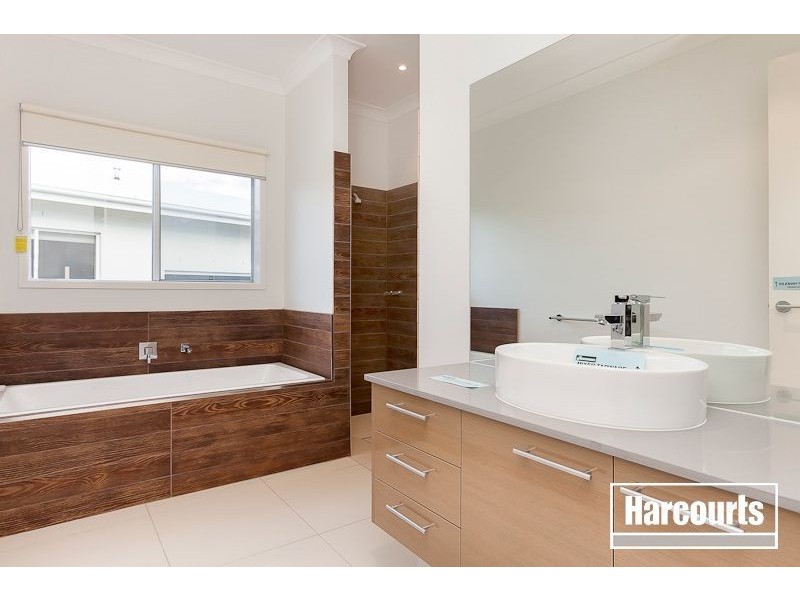 36 Mountainview Boulevard, Cranbourne VIC 3977