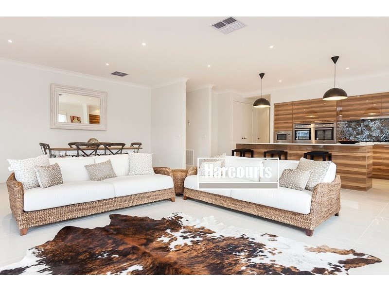 38 Mountainview Boulevard, Cranbourne VIC 3977