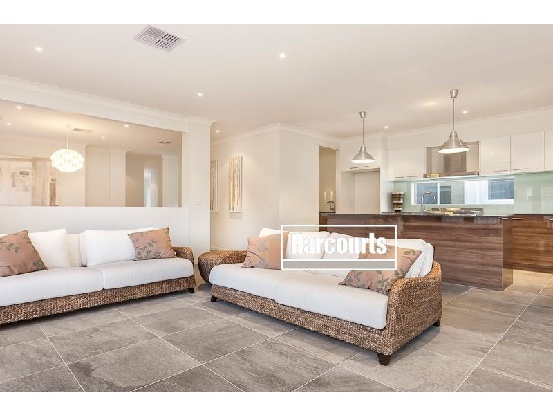 40 Mountainview Boulevard, Cranbourne VIC 3977