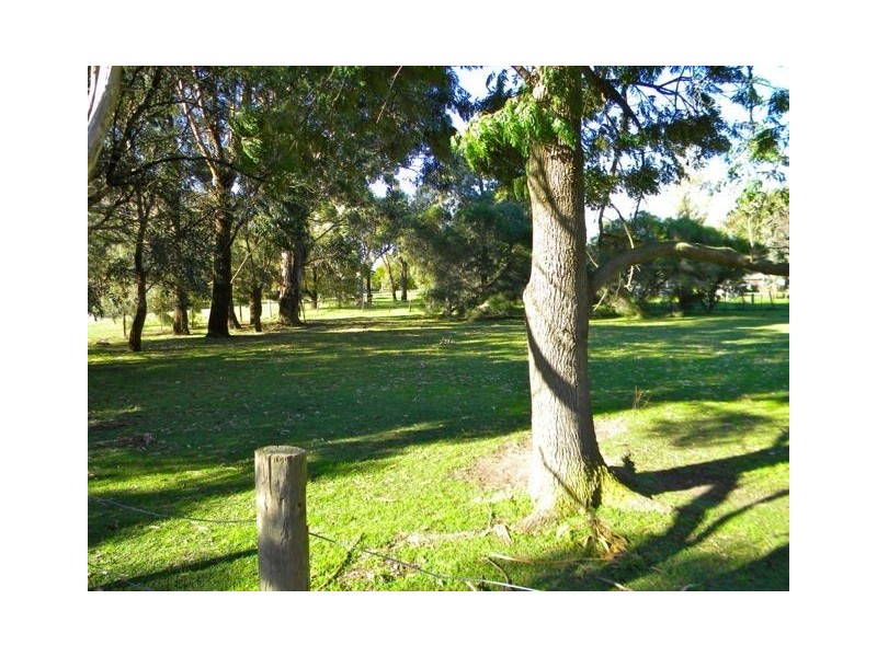 2 Garden Street, Cranbourne East VIC 3977