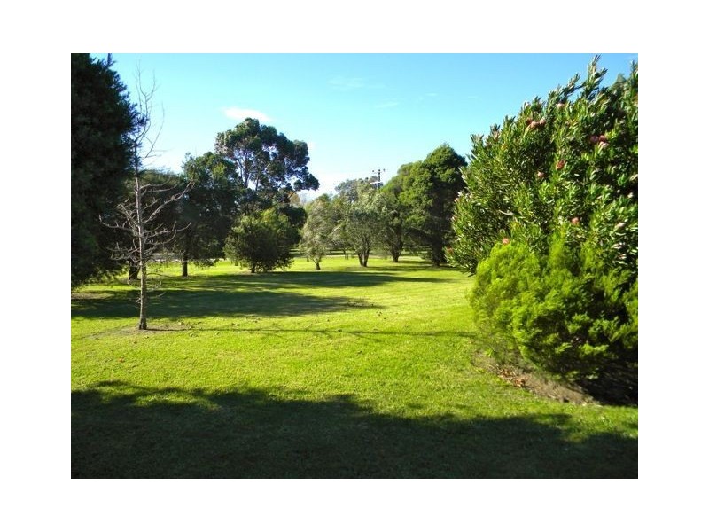 2 Garden Street, Cranbourne East VIC 3977