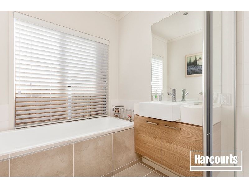 10 Peisley Crescent, Cranbourne East VIC 3977