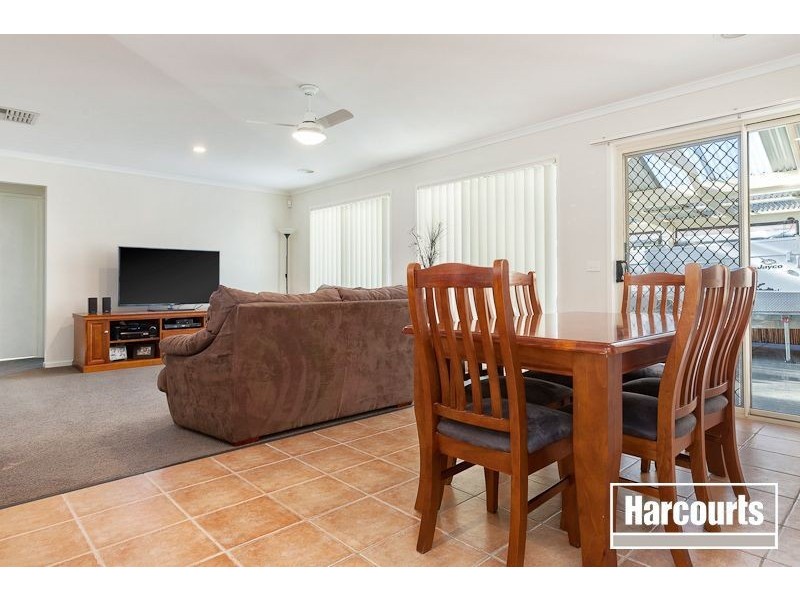 6 Thistlewood Place, Cranbourne East VIC 3977