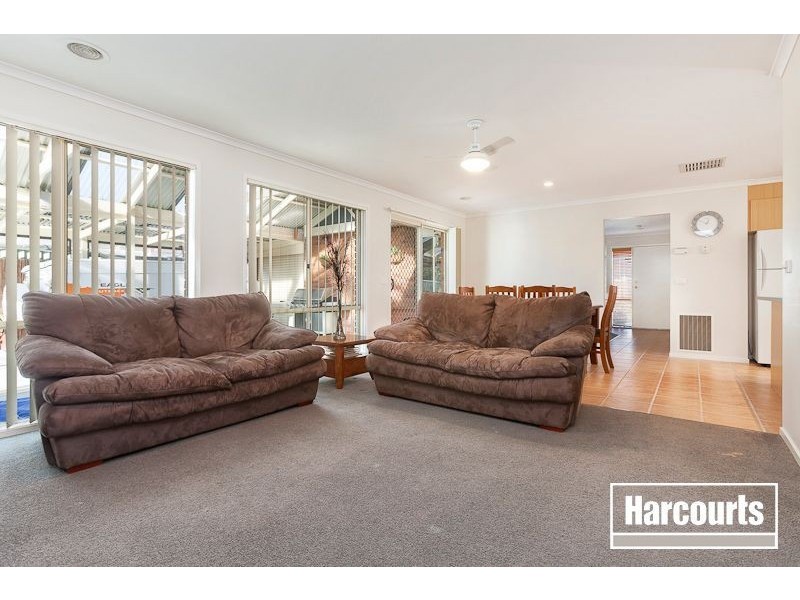 6 Thistlewood Place, Cranbourne East VIC 3977