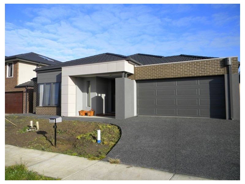 18 Faringdon Crescent, Cranbourne North VIC 3977