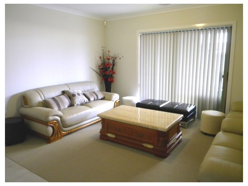 18 Faringdon Crescent, Cranbourne North VIC 3977