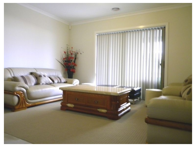 18 Faringdon Crescent, Cranbourne North VIC 3977