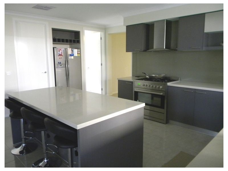 18 Faringdon Crescent, Cranbourne North VIC 3977