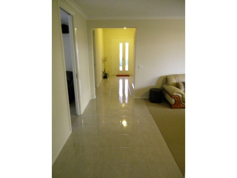 18 Faringdon Crescent, Cranbourne North VIC 3977