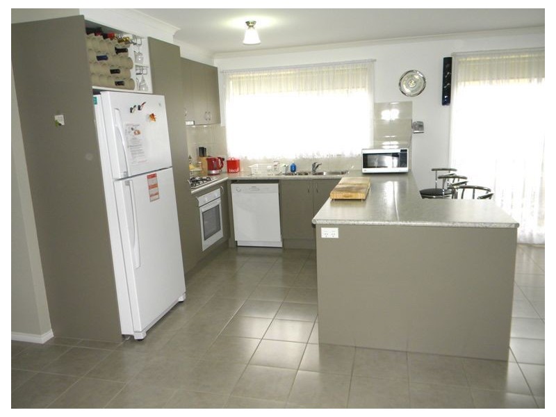 2 Maybush Lane, Cranbourne VIC 3977