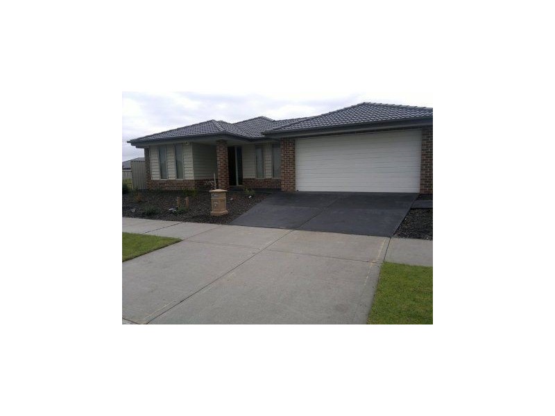 19 Edenbrook Circuit, Pakenham VIC 3810